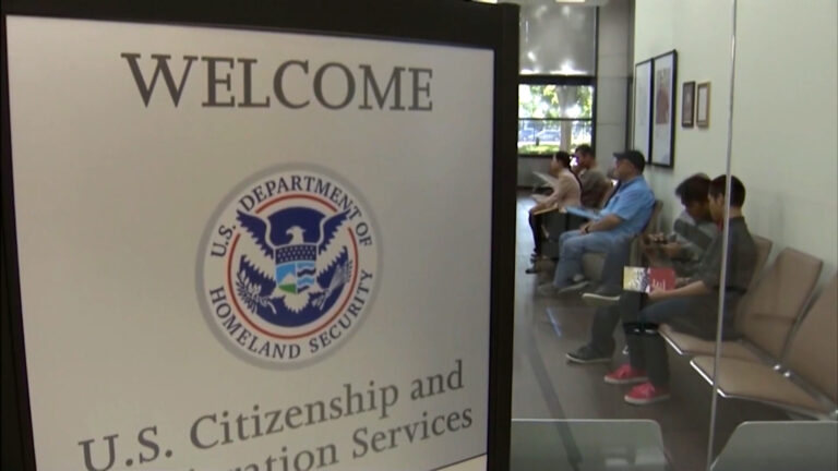 Más de 742 mil solicitudes de ciudadanía siguen pendientes ante USCIS mientras miles esperan juramentar