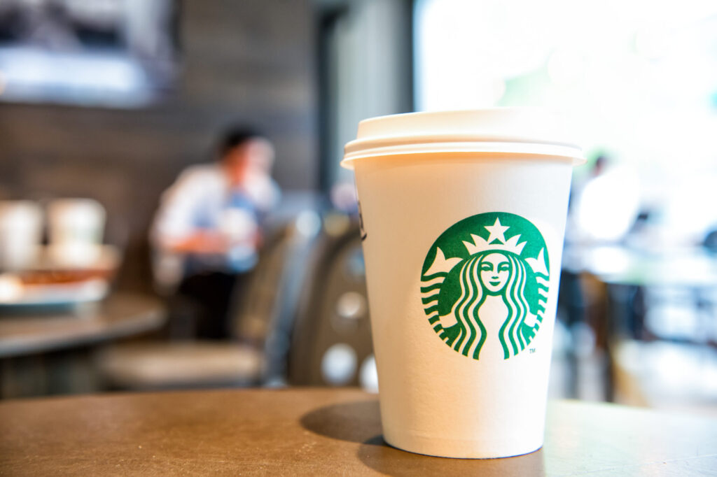 Demandan a Starbucks por promocionar como “sin azúcar” bebidas que contienen azúcar