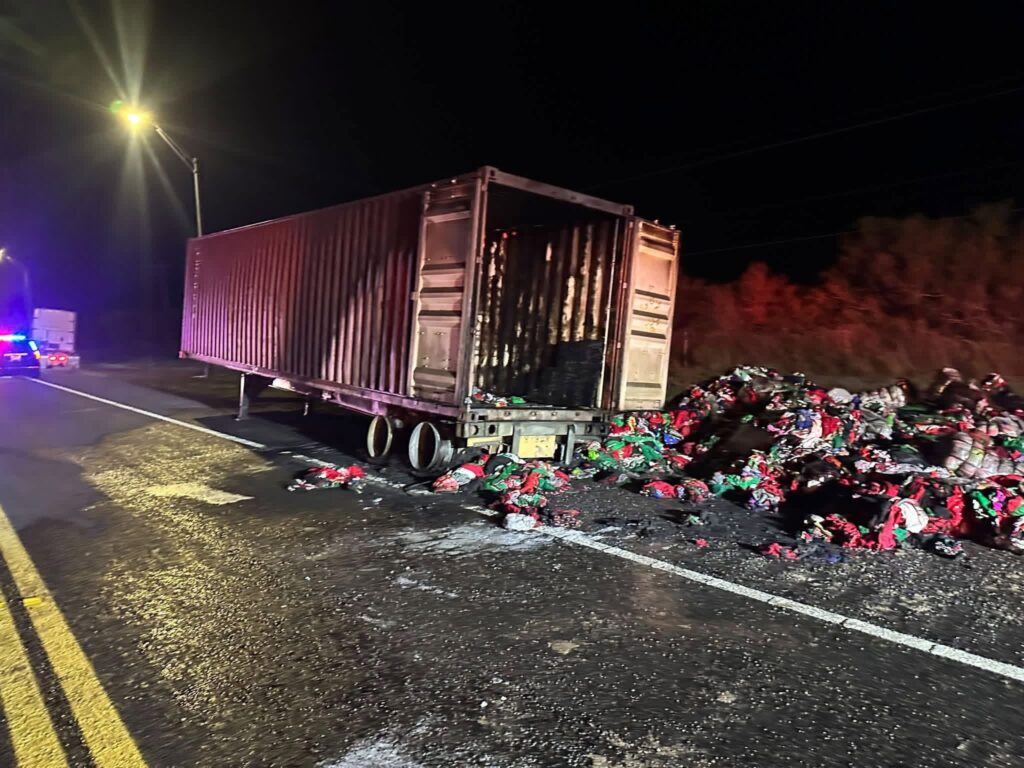 Se incendia tráiler y obliga al cierre temporal de carretera en Falfurrias