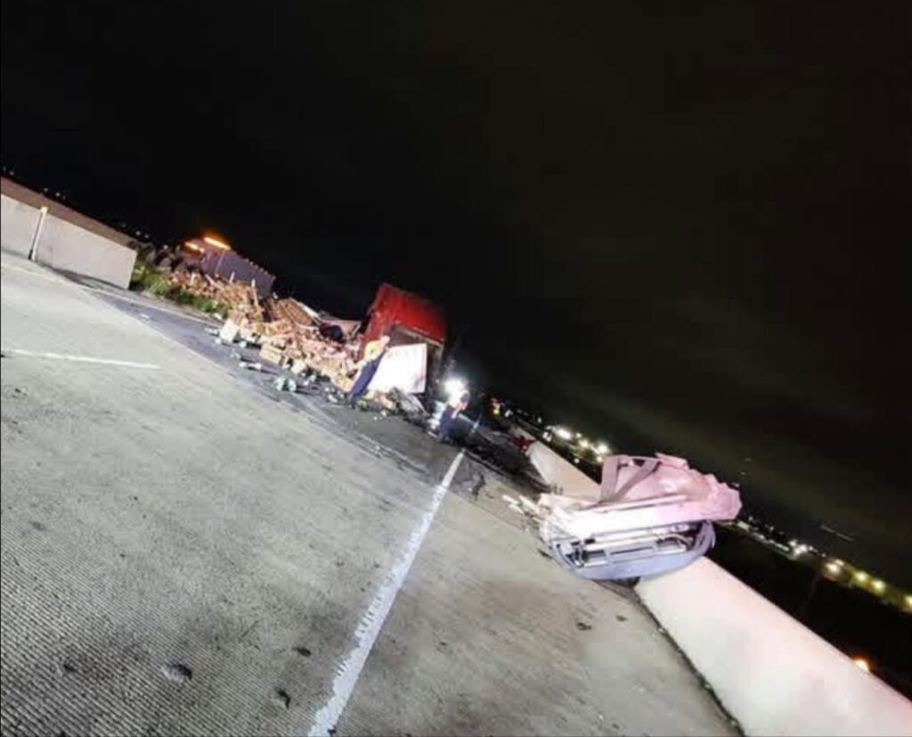 Volcadura provoca congestionamiento sobre carretera 69