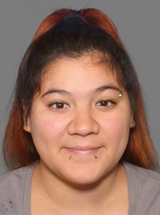 Buscan a mujer acusada de poner en peligro a un menor en el condado San Patricio