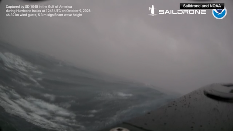 Huracán Isaías avanza hacia la costa del Golfo con vientos destructivos y oleaje extremo