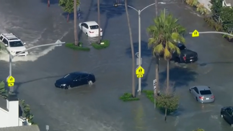 Tormenta Rachel provoca inundaciones en Newport Beach; autoridades levantan barreras de arena