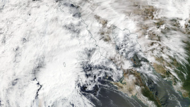 Imagen satelital de la NASA muestra el avance de la tormenta tropical Rachel hacia Baja California y San Diego