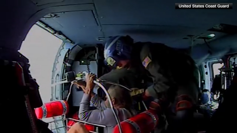 Rescatan en helicóptero a un hombre atrapado en un velero semi hundido cerca de Coronado
