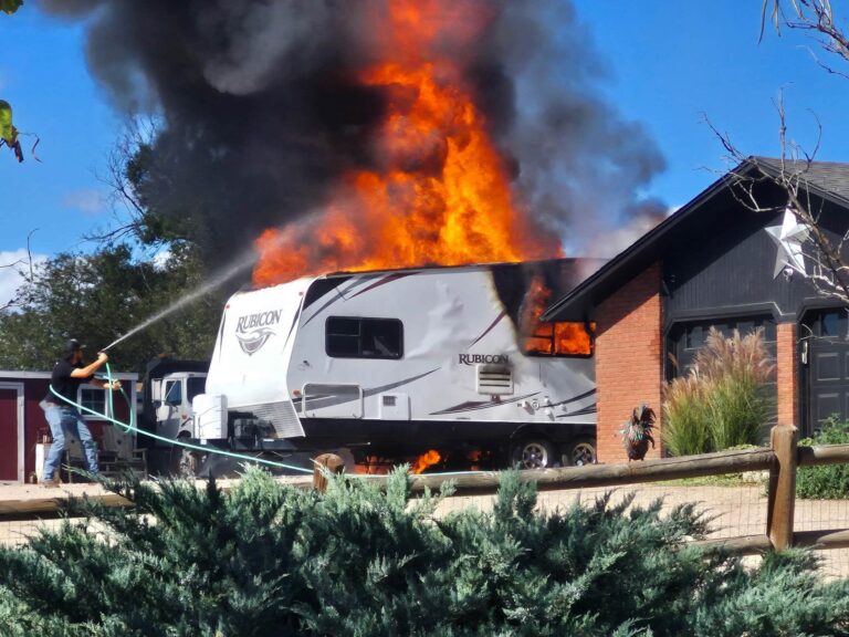 GALERÍA: Incendio de una casa rodante amenaza con extenderse a una vivienda en Johnstown