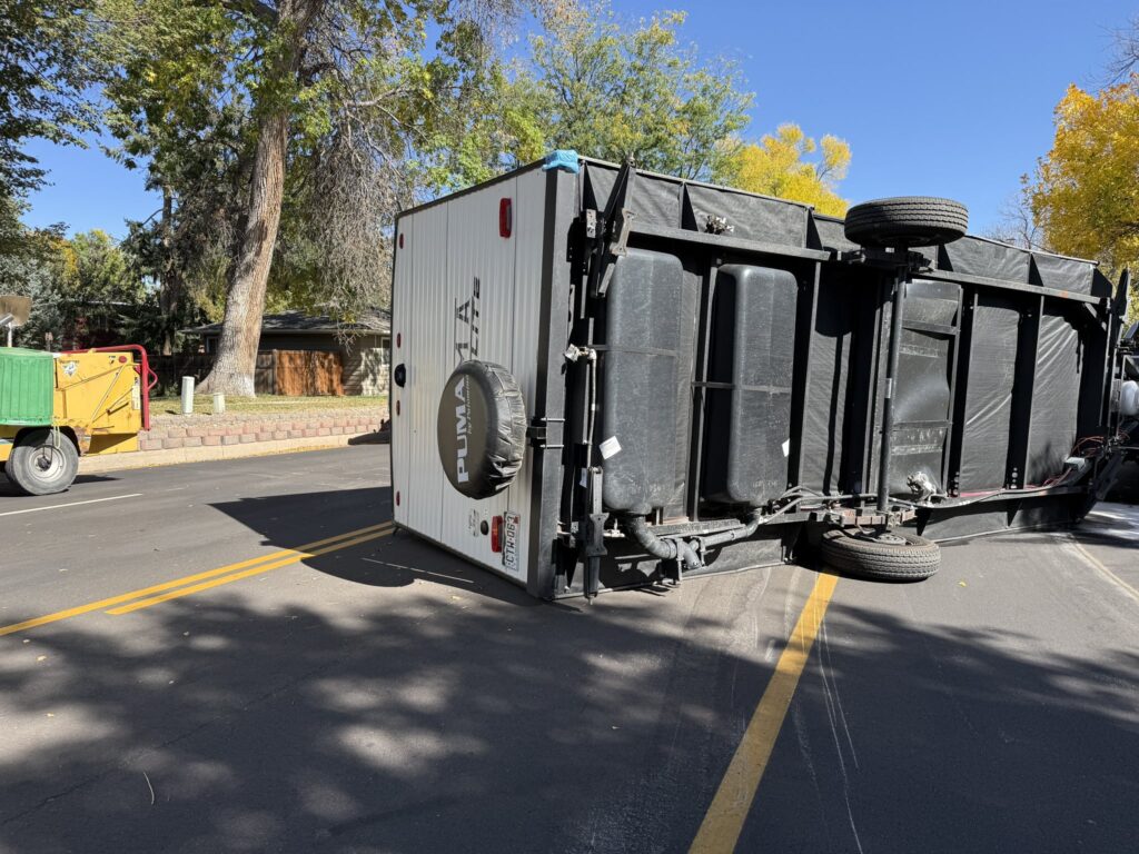 Remolque de 20 pies se vuelca y bloquea carriles en Fort Collins