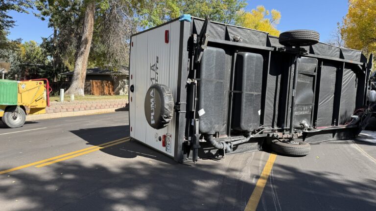 Remolque de 20 pies se vuelca y bloquea carriles en Fort Collins
