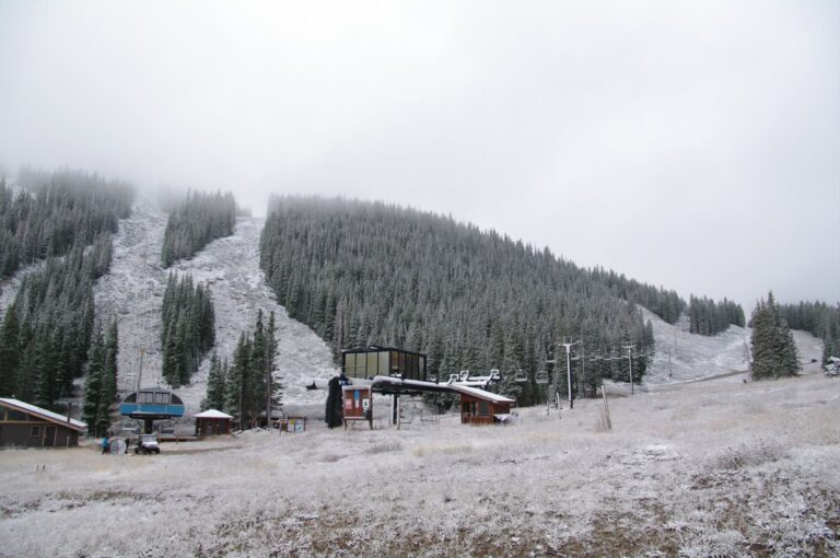 Primera nevada cubre por completo Loveland Ski Area en Colorado