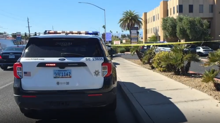 Homicidio en Las Vegas: 3 sospechosos prófugos tras violento robo fatal