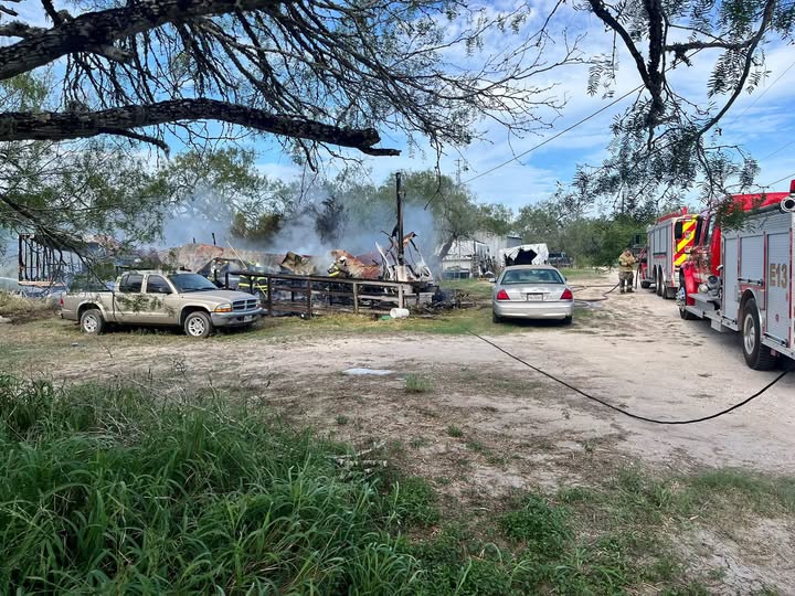 Muere hombre de 71 años en incendio de casa móvil en Mathis; hay dos heridos