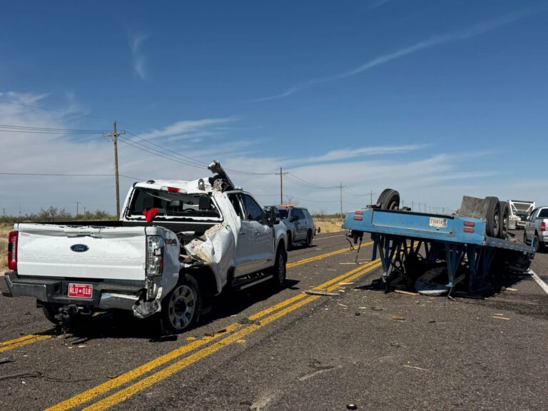 Cierran temporalmente la Carretera 18 en el Condado de Winkler por accidente de vehículo comercial