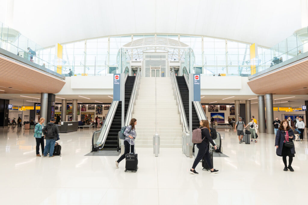 Aeropuerto de Denver inaugura nuevas áreas y recupera obras de arte históricas