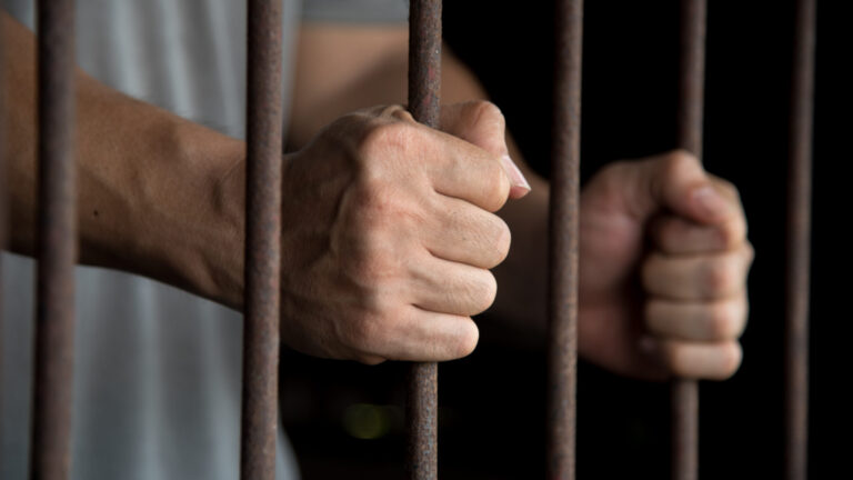 Obstrucción intestinal y falta de flujo sanguíneo causaron la muerte de un recluso en la cárcel de Vista