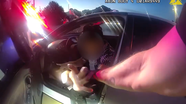 VIDEO: Conductor es arrestado por sospecha de manejar ebrio tras quedarse dormido al volante en Parker