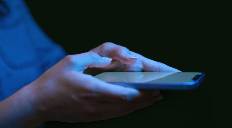Aumentan las estafas con inteligencia artificial; adultos mayores son blanco de los delincuentes