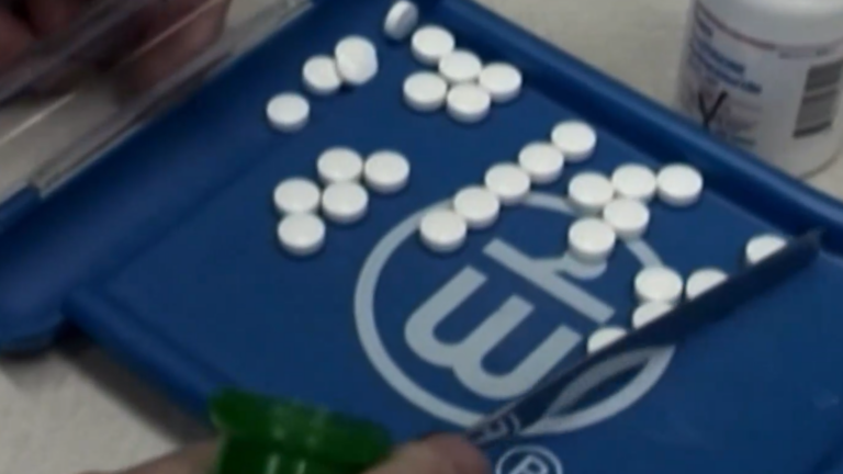 Retiran más de 112 mil frascos de acetaminofén vendidos en Amazon por cambios de color en las pastillas