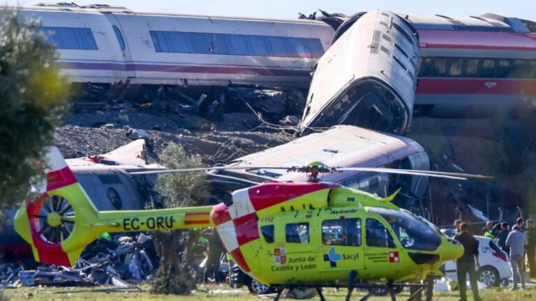 Choque entre dos trenes en España deja al menos 68 muertos